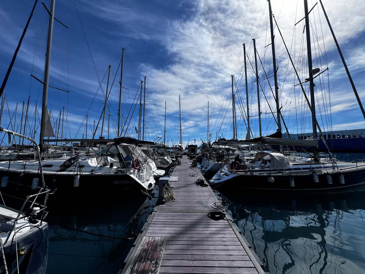 Il pontile galleggiante tra le barche a vela